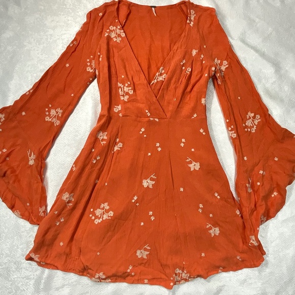 Free People Boho Floral Mini Dress Orange Bell Sleeve Surplice V-Neck Size 0 - Picture 5 of 12